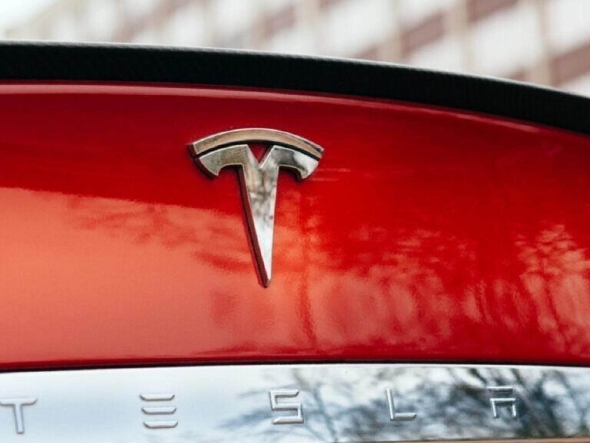 Tech Bull Raises Tesla Price Target To $515, Predicts $1 Trillion AI Opportunity Under Trump White House: ‘Total Game Changer’